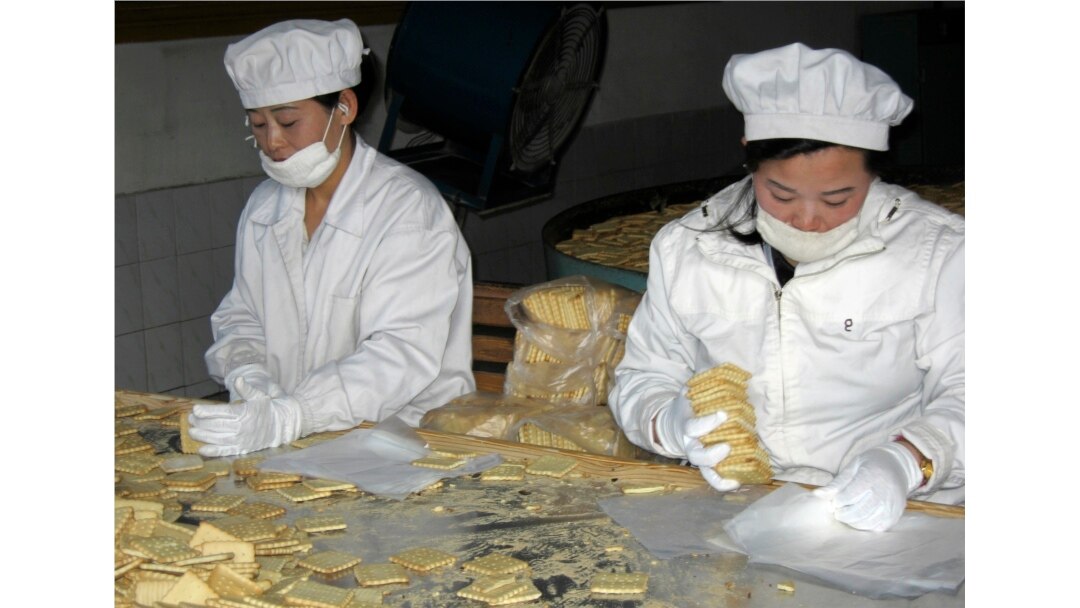 지난 2007년 북한 신의주의 한 식품 공장에서 유엔 산하 세계식량계획(WFP)의 지원으로 취약계층에 지급할 영양 비스킷을 생산하고 있다. (자료사진)