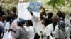 FILE -Odokotela labongi abatshengisela eParirenyatwa eHarare, bekhonona ngeholo aliphansi, Nov. 18, 2008.