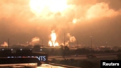 Пожар на на нефтеперерабатывающем заводе компании Philadelphia Energy Solutions. Филадельфия, Пенсильвания, 21 июня 2019 г. Photo: WCAU-TV/NBC via REUTERS