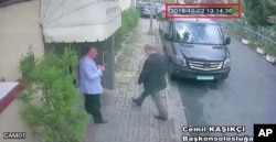 Snimak sa ulične kamere do kojeg je došao turski dnevnik "Hurijet" i objavio 9. oktobra, na kojem se navodno vidi Džamal Kašogi kako ulazi u konzulat u Istanbulu.