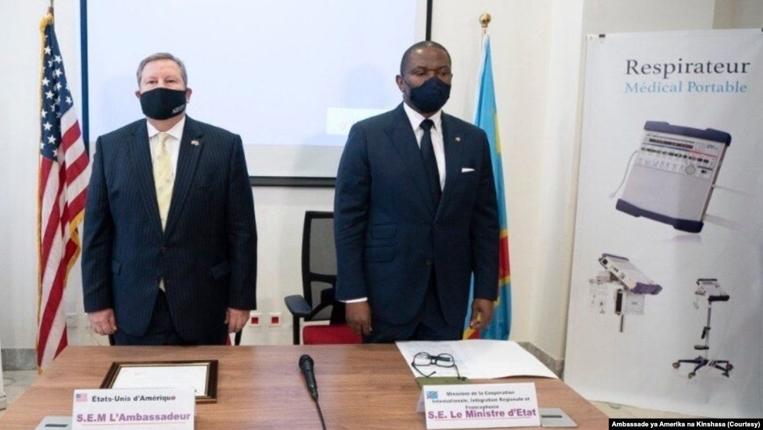 Ntoma ya Amerika na Kinshasa, Mike Hammer (G) na ministre ya Boyokani na molongono ya RDC, Guillaume Manjo, na milulu mya bopesa 50 respirateurs ya Etats-Unis na Kinshasa, 23 septembre 2020. (Ambassade ya Amerika)