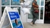 Un comprador pasa frente a un cartel que anuncia contrataciones mientras ingresa a una tienda minorista en Morton Grove, Ill., el 21 de julio de 2021.