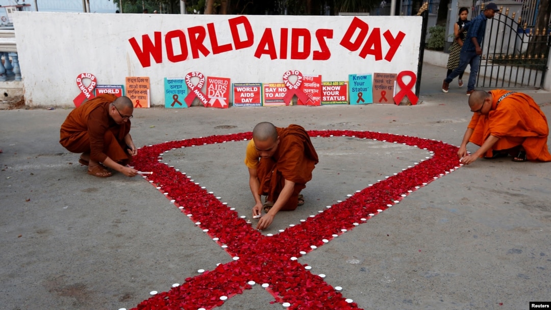 Arhiva - Budistički sveštenici pale sveće toko kampanje podizanja svesti o HIV/AIDS-u, tokom Svetskog dana borbe protiv side, u Klkati, Indija, 1. decembra 2018.