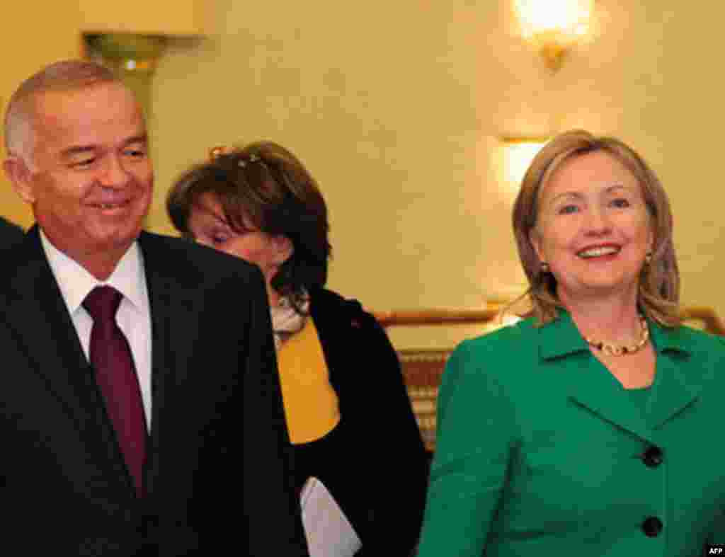 Prezident Barak Obama O'zbekiston rahbari Islom Karimov bilan hali biror marta ko'rishmagan. AQSh Davlat kotibasi Xillari Klinton 2010 yilning dekabrida Toshkentga safar qilib, Karimov bilan muloqot qilganida huquq masalasini ko'targan.
