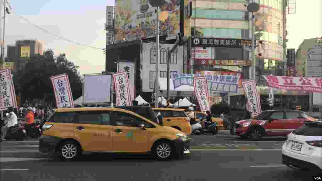 台湾独立支持者在西门竖起支持台独的旗帜。东京奥运台湾正名公投如果最终通过,蔡英文政府将在两岸关系上面临新的压力和挑战。(萧洵摄影)