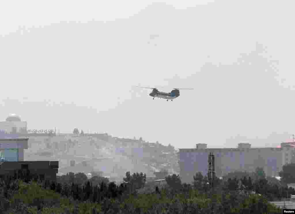 Amerikalı yetkililer Kabil’deki diplomatların helikopterlerle havaalanına götürüldüğünü açıkladı. Taleban’ın Afganistan’da hızlı ilerleyişinin ardından ülkeye ek Amerikan askeri gönderilmişti.