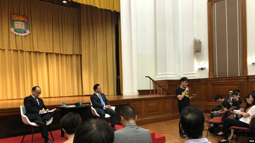 香港大學校長張翔與師生、校友公開對話，有超過600人參加。(美國之音湯惠芸)