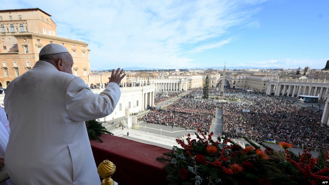 Papa Francis akitoa hotuba ya Krismasi kwenye bustani ya St Peter mjini Vatican Jumatano. (Picha ya/ VATICAN MEDIA)
