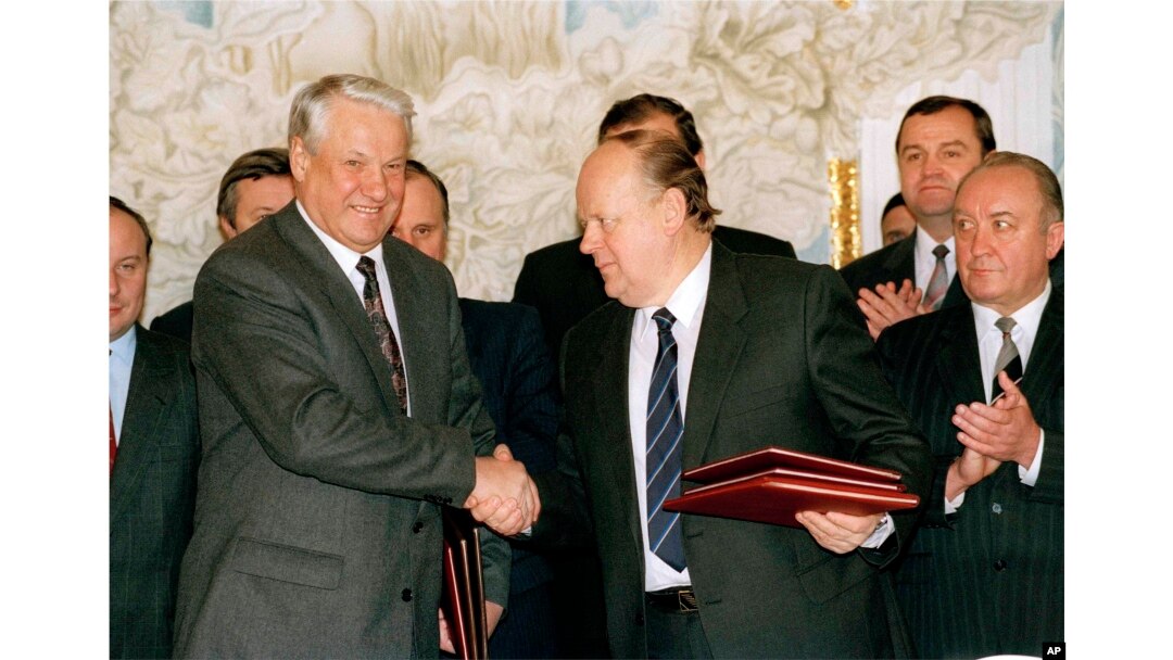 Russian President Boris Yeltsin and Belarus leader Stanislav Shushkevich, exchange Slovic Treaty in Brest, USSR (Russian Federation) Dec. 7, 1991.