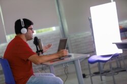 Muchos padres hispanos batallan por entender el idioma en el que sus hijos aprenden en las escuelas de Estados Unidos. La demanda de clases por Internet ha aumentado en los meses posteriores al inicio de la pandemia.