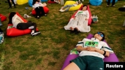 ผู้ร่วมการแข่งขัน นอนหลับในการแข่งขัน 2024 Power Nap contest ที่กรุงโซล เกาหลีใต้ เมื่อ 18 พ.ค. 2024 (REUTERS/Kim Soo-hyeon)