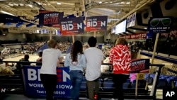 Un grupo de jóvenes observa los acontecimientos en el Centro Knapp de la Universidad Drake University, donde se celebró uno de los caucus, el 3 de febrero de 2020.