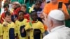 El papa Francisco es recibido en el Centro Parroquial de Serafina, en Lisboa, el 4 de agosto de 2023.