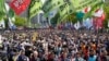 Miembros de la Confederación Coreana de Sindicatos se reúnen para una marcha del Primero de Mayo en Seúl, Corea del Sur, el miércoles 1 de mayo de 2024. 