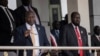 Rais wa Sudan Kusini Salva Kiir (kulia) na Makamu wa Rais Riek Machar(kushoto), wakihudhuria ibada ya misa iliyoongozwa na Papa Francis huko Juba, Februari 5, 2023. Picha ya AP