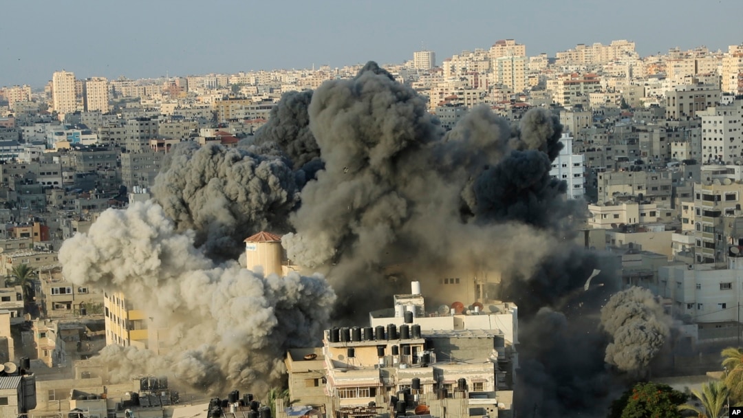 Dim se diže nakon eksplozije koju je izazvao izraelski vazdušni udar na zgradu u Said al-Mišal kulturnom centru u gradu Gaza, 9. avgusta 2018.