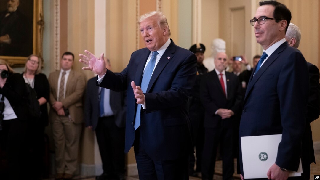 Predsednik SAD Donald Tramp i sekretar za finansije Stiven Mnučin tokom današnjeg susreta sa republikanskim senatorima na Kapitol hilu (Foto: AP/J. Scott Applewhite)