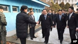 지난 1월9일 리선권 조국평화통일위원회 위원장 등 북측 대표단이 남북 고위급회담을 위해 판문점 군사분계선을 건너 남측으로 이동하고 있다.