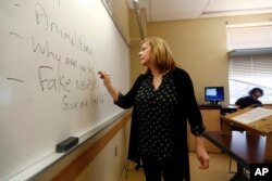 Pat Winters Lauro, a journalism professor at Kean University in Union, N.J., leads a class discussion talking about fake news, Jan. 20, 2017.