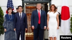 Japanski premijer Šinzo Abe i supruga Aki Abe sa američkim predsednikom Trampom i prvom damom Melanijom pre večere u Beloj kući, 26. aprila 2019.