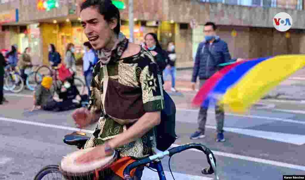 Un músico, a ritmo de bullerengue, animó a los manifestantes en el Parque de los Hippies, en Bogotá.