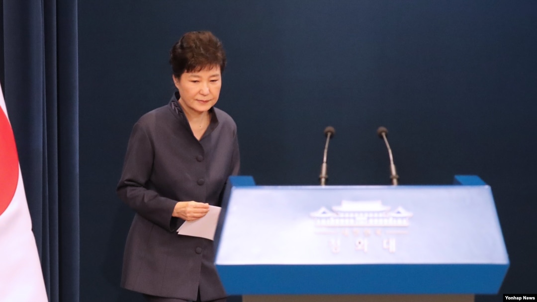 박근혜 대통령이 25일 '최순실 의혹'에 관해 대국민 사과를 하기 위해 청와대 춘추관 대브리핑실에 들어서고 있다.