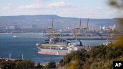 Нефтяной танкер, пришвартованный у комплекса «Шесхарис» в Новороссийске. Россия. 11 октября 2022 года. (AP Photo, File).