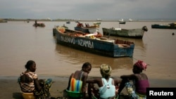 Vendedoras de peixe na praia de Lombolombo em Cabinda