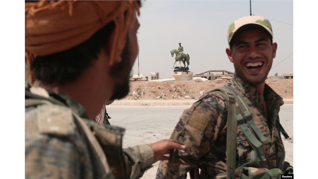 Kurdish fighters from the People's Protection Units (YPG) chat in the Ghwairan neighborhood of Hasaka, Syria, August 22, 2016.