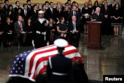 El líder de la mayoría en el Senado de EE.UU., Mitch McConnell (R-KY) habla durante las ceremonias del ex presidente George H.W. Bush dentro de la Rotonda del Capitolio, en Washington, D.C., el 3 de diciembre de 2018.