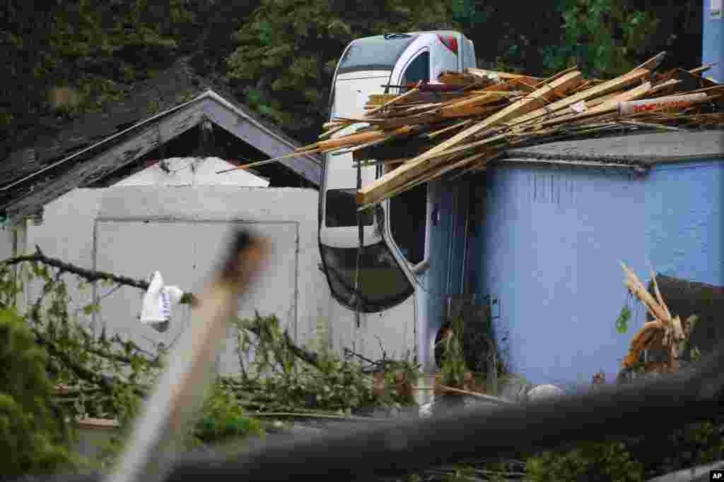 Sebuah mobil terjungkir di antara rumah penduduk setelah banjir melanda kota Simbach am Inn, Jerman.