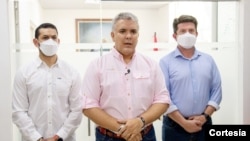 El presidente de Colombia, Iván Duque (centro) junto a sus ministros del interior y de defensa. [Foto: Cortesía Presidencia de Colombia]