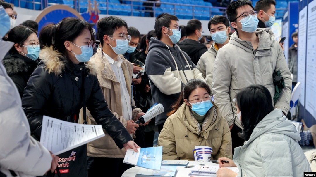 資料照片: 2023年2月9日武漢市招聘會上求職者在僱主展位