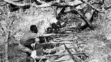 Rebeldes angolanos aprendem a lutar em guerrilha em 1961