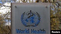位於瑞士日內瓦的世界衛生組織（WHO）總部大樓外的WHO標識。