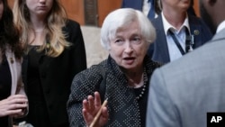 ARCHIVO: La secretaria del Tesoro de EEUU, Janet Yellen, al salir de una audiencia con senadores el martes 4 de junio de 2024, en el Capitolio, Washington.