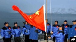 中國的一支北極探險隊2001年10月31日在挪威斯瓦爾巴群島舉起中國國旗建立中國研究站。