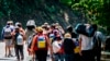Migrantes venezolanos caminan por una carretera en Cúcuta, Colombia, en la frontera con Venezuela, el 2 de febrero de 2021, en medio de la pandemia de COVID-19.
