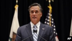 Romney tuvo éxito en volverse aceptable para los conservadores durante las primarias, pero no ha hecho una transición fácil como candidato a la elección general.