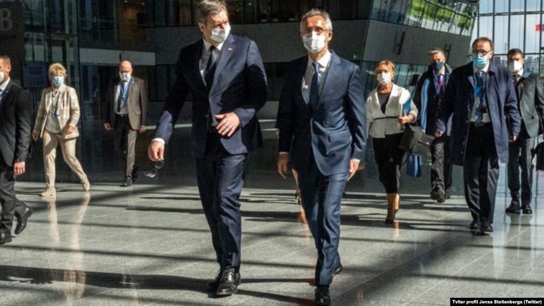 Jens Stoltenberg (D) i Aleksandar Vučić (L), u sedištu NATO-a u Briselu (Foto: Tviter profil Jensa Stoltenberga)