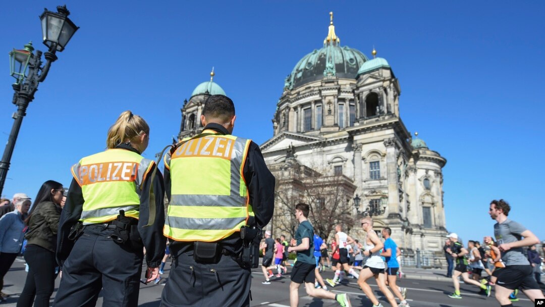 Maafisa wa polisi wakilinda doria katika mbio za nusu -marathon mbele ya Kanisa la Berlin, Berlin, Ujerumani, April 8, 2018. 