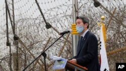 이인영 한국 통일장관이 27일 경의선 남북출입사무소에서 열린 판문점 선언 3주년 기념행사에서 축사를 했다.