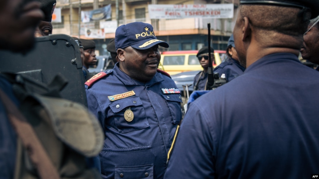 Mokambi ya police ya etuka mpe engumba ya Kinshasa, Commissaire div. Sylvano Kasongo kati ya ba policiers na Kinshasa, 30 juin 2018.