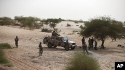 Arhiva - Pripadnici mirnovnih snaga Ujedinjenih nacija tokom patrolena obodima Timbukta, Mali, 23. jula 2013.