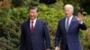 ARCHIVO - El presidente de Estados Unidos, Joe Biden, saluda mientras camina con su homólogo chino, Xi Jinping, en la finca Filoli, al margen de la cumbre de Cooperación Económica Asia-Pacífico (APEC), en Woodside, California, el 15 de noviembre de 2023.