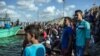 Arhiva - Egipatski migranti na obali čekaju na brod koji donosi tela migranata stradalih kada je potonulo njihovo plovilo kojim su, preko Sredozemnog mora, pokušali da se domognu evropske opbale, Rozeta, Egipat, 22. septembar 2016. (AP Photo/Eman Helal)