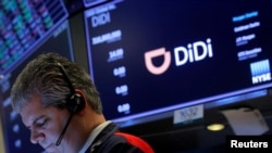 2021 年6 月30 日，一名交易員在中國網約車公司滴滴全球(Didi Global Inc) 在紐約證券交易所(NYSE) 的首次公開募股期間工作。