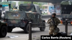 明尼蘇達州國民警衛隊成員在一次抗議過後守衛在某處地段。(2020年5月29日)