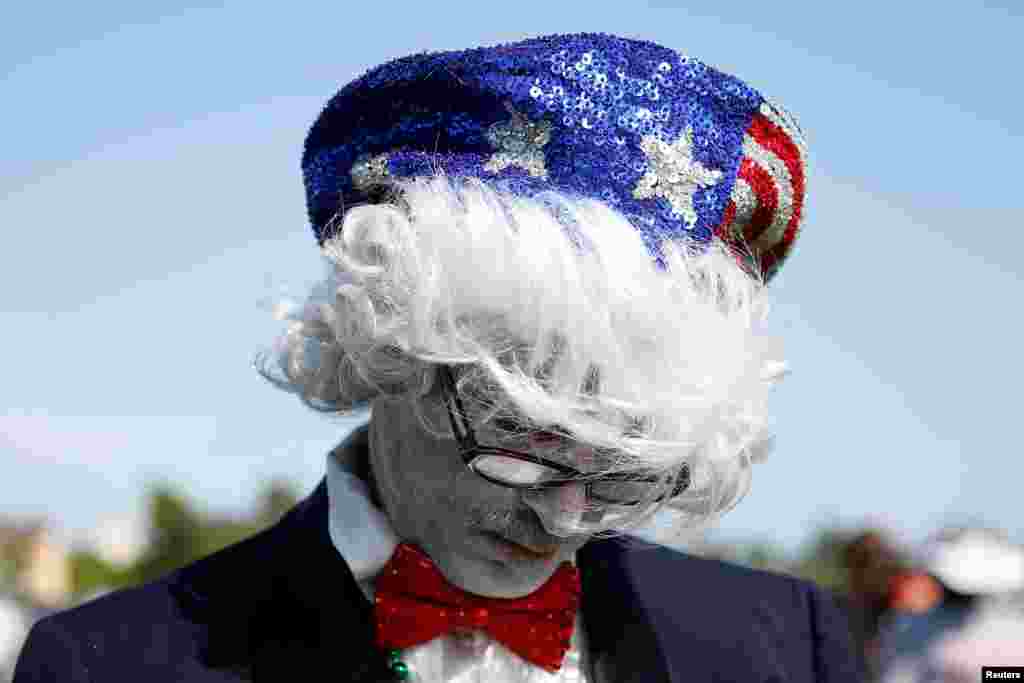 Seorang pendukung bakal Capres AS, Bernie Sanders mengecat wajahnya menunggu kampanya Sanders di Vallejo, California.