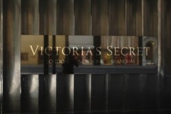 20일 미국 뉴욕시 5번가에 위치한 속옷 전문업체 빅토리아 시크릿(Victoria Secret)이 신종 코로나바이러스 감염증(COVID-19) 여파로 임시 휴업하고 있다.